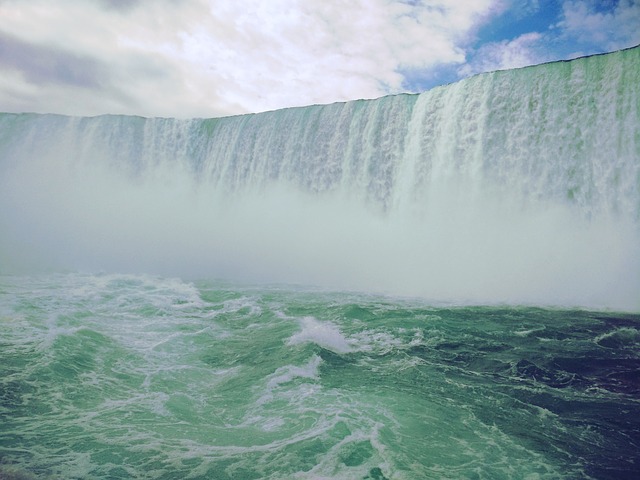 A  society in which a sizable proportion of the population performed meaningful tasks would have abundant energy available. Bergmann compares this energy to that which is possessed by Niagara Falls. 